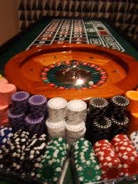 Studio live-dealer datuk hoki dengan meja blackjack, dealer, dan pengaturan kamera multi-angle HD